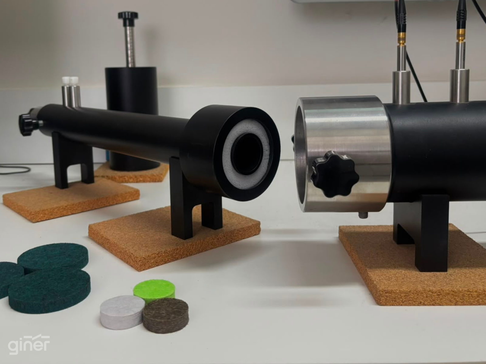 Amostras dos materiais absorventes e tubo de impedância